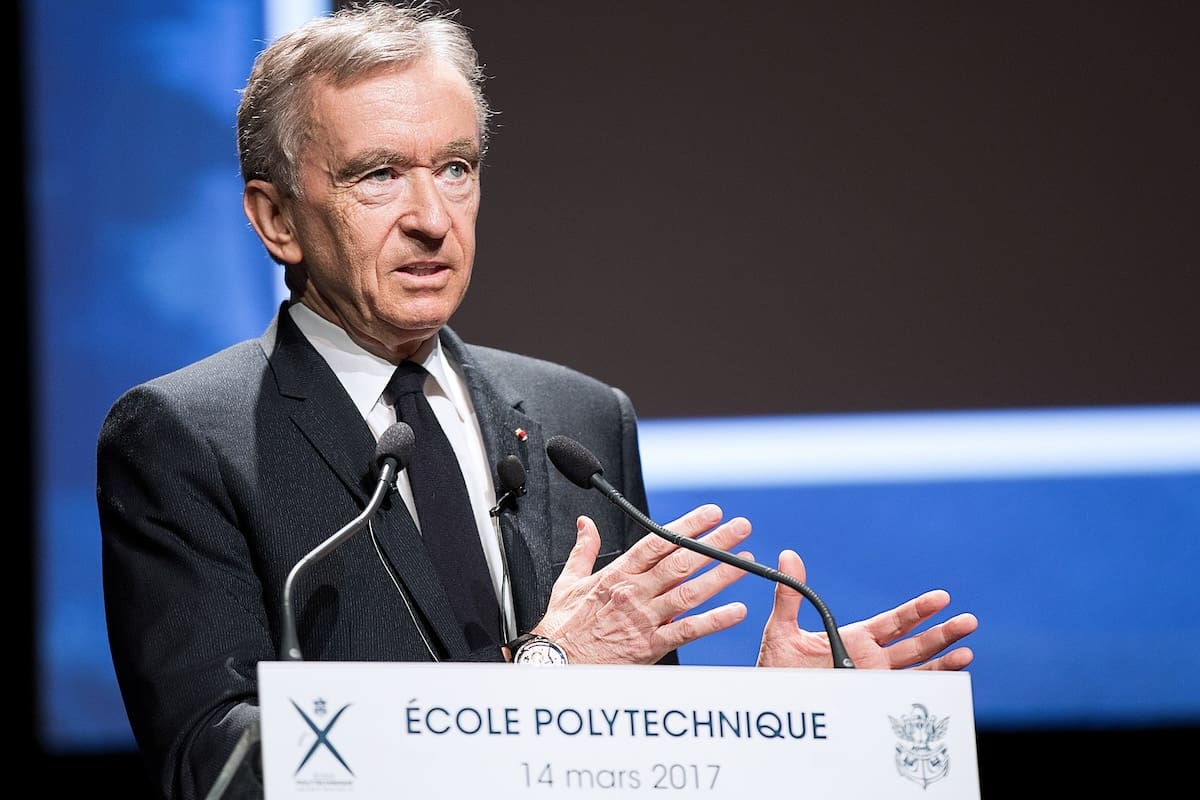 You are currently viewing Brunswick invite Bernard Arnault à sa réunion annuelle à Paris : un « coup stratégique » ?